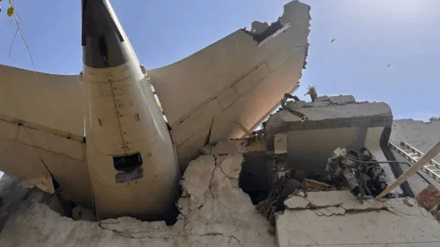 Acidente aéreo em Ahmedabad mata pelo menos cinco estudantes de medicina e deixa dezenas de feridos