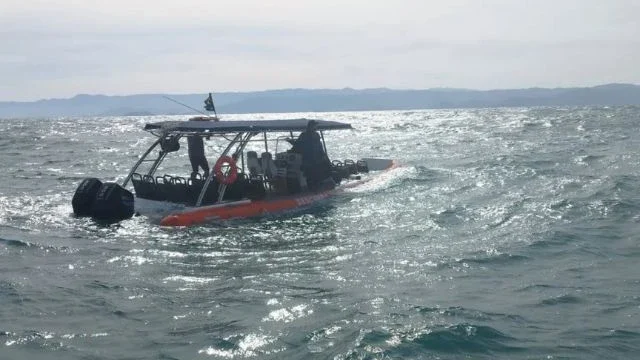 Bote naufraga com 20 pessoas durante passeio em Ilhabela