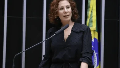 Brasil pressiona Itália por extradição de Carla Zambelli, que segue foragida na Europa