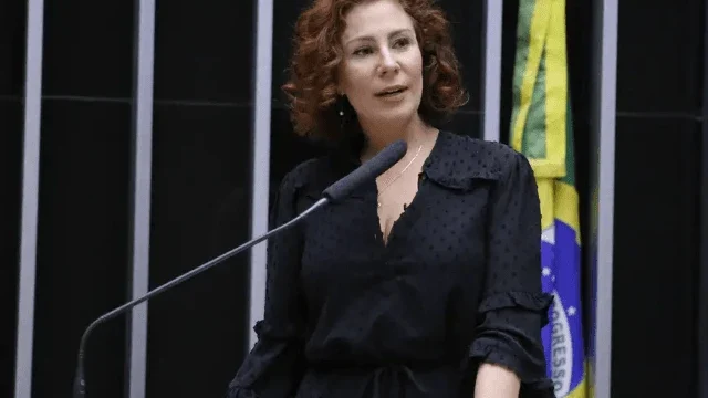 Brasil pressiona Itália por extradição de Carla Zambelli, que segue foragida na Europa