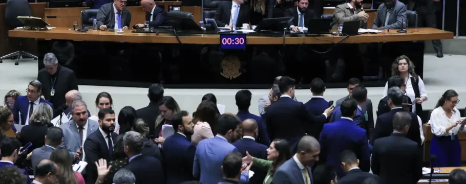 Plenário da Câmara dos Deputados durante votação que aprovou a urgência para suspender o decreto do IOF; medida representa revés político para o governo
