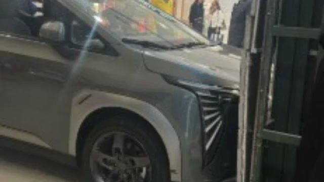 Criança derruba carro elétrico em exposição e atinge vitrine no Shopping Villa Lobos, em SP