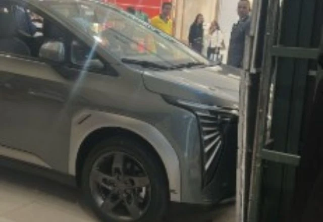 Criança derruba carro elétrico em exposição e atinge vitrine no Shopping Villa Lobos, em SP