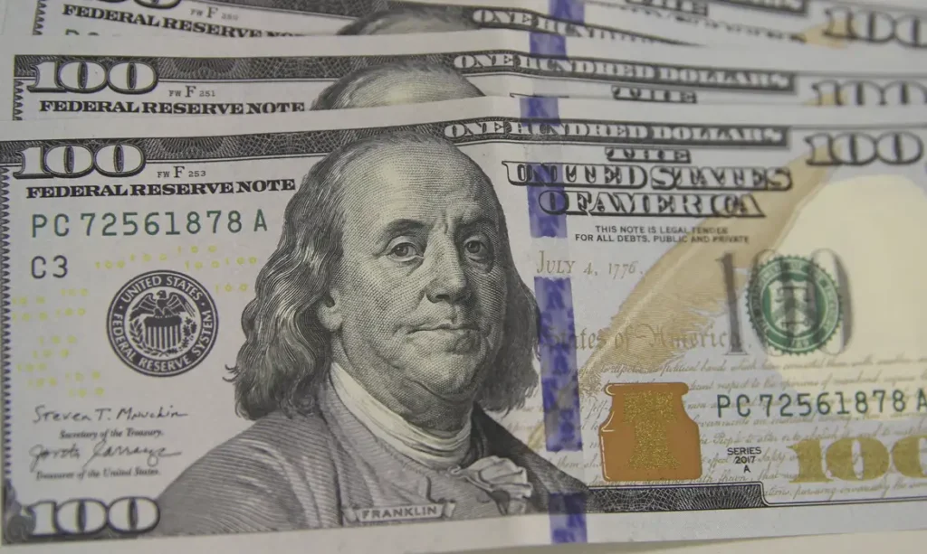 Dólar recua a R$ 5,49 após derrubada do aumento do IOF e recuo da inflação