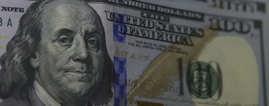 Dólar recua para R$ 5,63 com expectativa de revisão do IOF e medidas fiscais alternativas