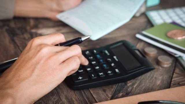 Famílias brasileiras voltam a se endividar mais e inadimplência bate recorde em 2025