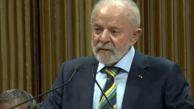 Lula critica Bolsonaro e Trump em Paris e defende regulação das redes sociais