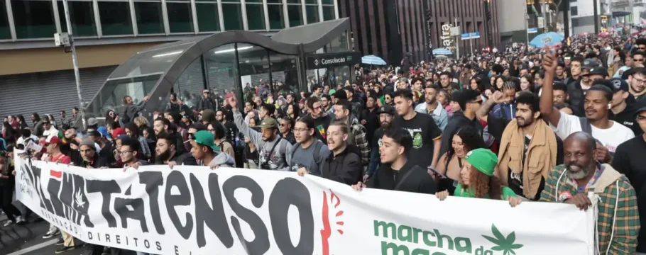 Marcha da Maconha reúne milhares na Paulista por legalização e justiça social