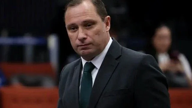 Mauro Cid presta depoimento à Polícia Federal após buscas