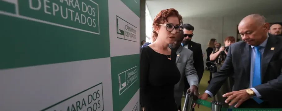 Moraes oficializa pedido de extradição de Carla Zambelli à Itália
