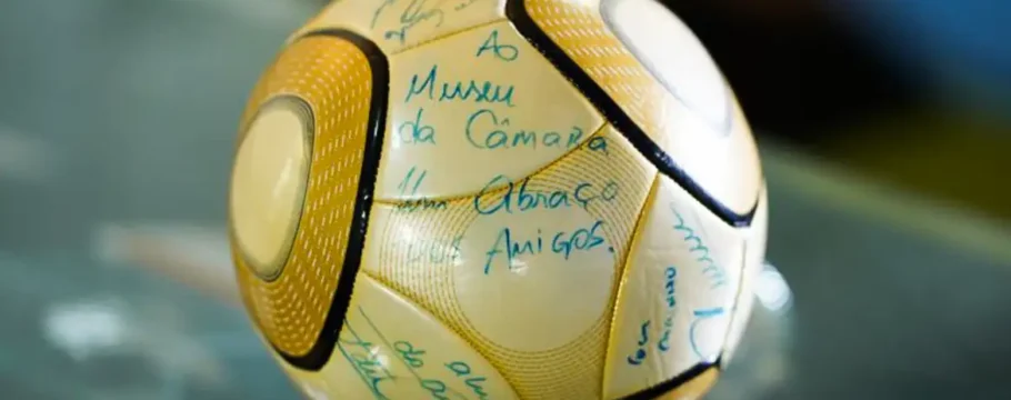 Moraes vota por condenação de réu que furtou bola autografada por Neymar