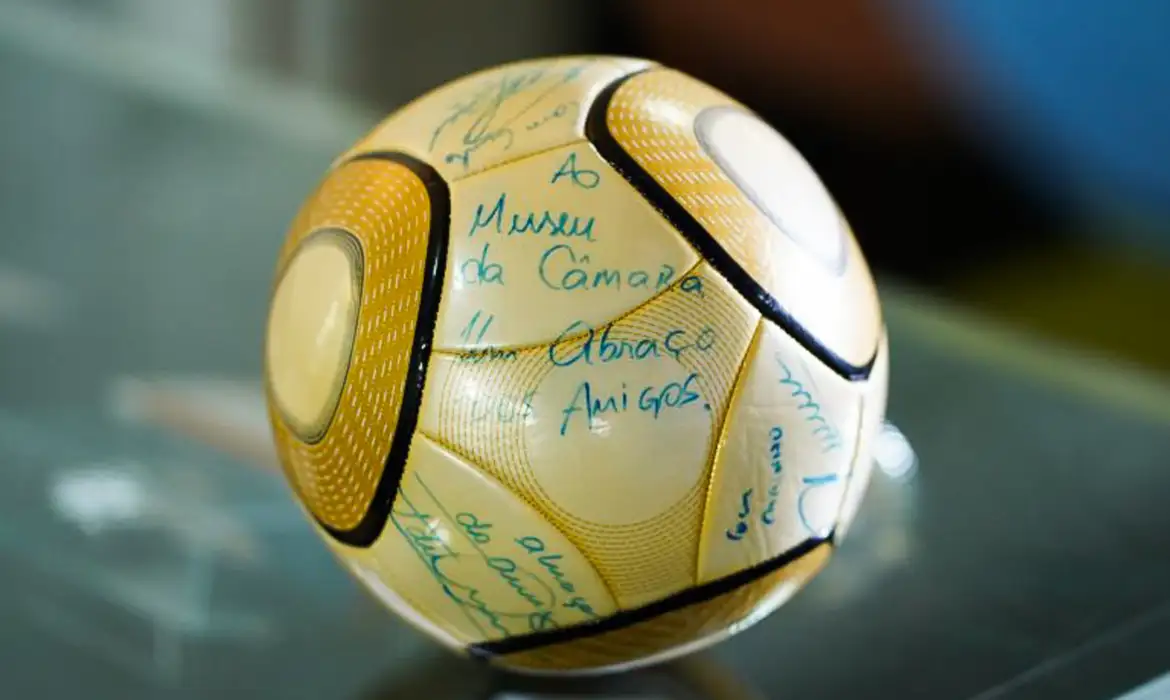 Moraes vota por condenação de réu que furtou bola autografada por Neymar