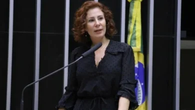PGR pede prisão preventiva de Carla Zambelli após saída do Brasil