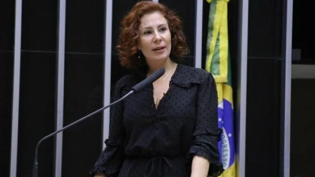 PGR pede prisão preventiva de Carla Zambelli após saída do Brasil