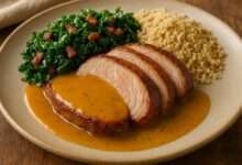 Picanha suína ao molho de laranja com farofa de couve e bacon: receita prática e saborosa