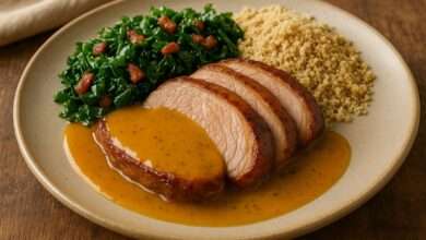 Picanha suína ao molho de laranja com farofa de couve e bacon: receita prática e saborosa