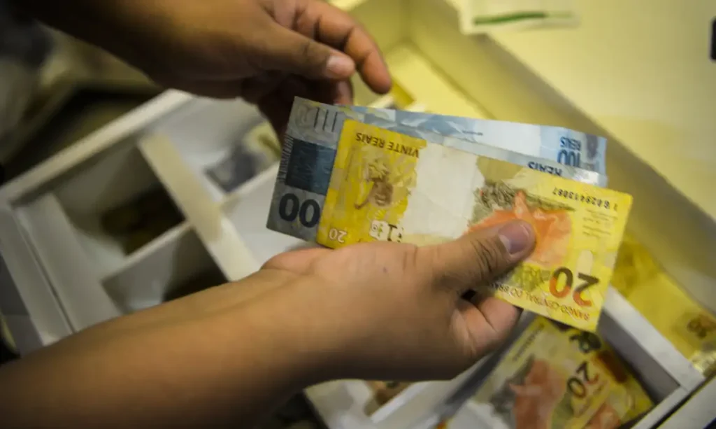 Rendimento médio dos brasileiros atinge recorde de R$ 3.270 no 4º trimestre de 2024