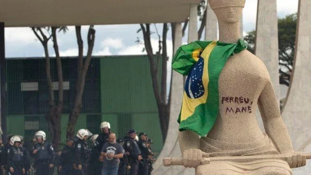 STF mantém, por unanimidade, condenação de mulher que escreveu “perdeu, mané” em estátua da Justiça