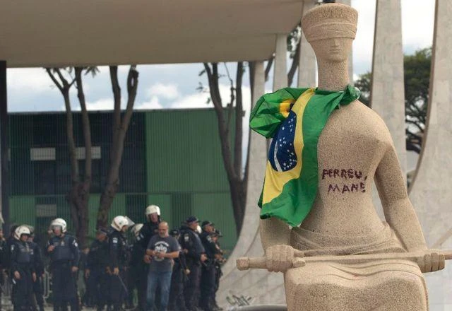 STF mantém, por unanimidade, condenação de mulher que escreveu “perdeu, mané” em estátua da Justiça