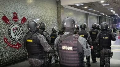 Torcida invade sede do Corinthians após retorno de Augusto Melo à presidência