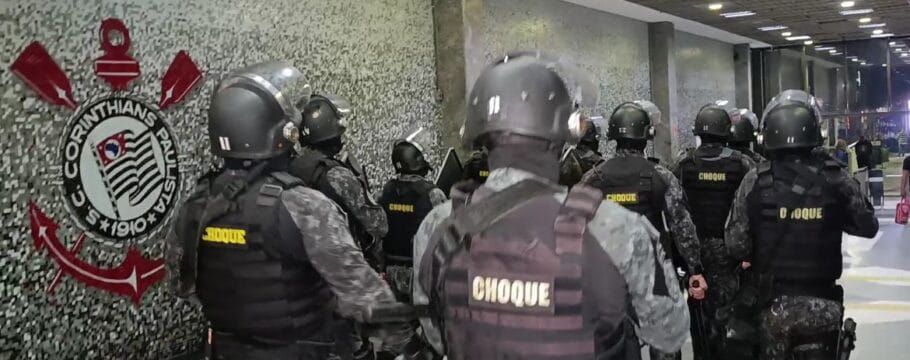 Torcida invade sede do Corinthians após retorno de Augusto Melo à presidência