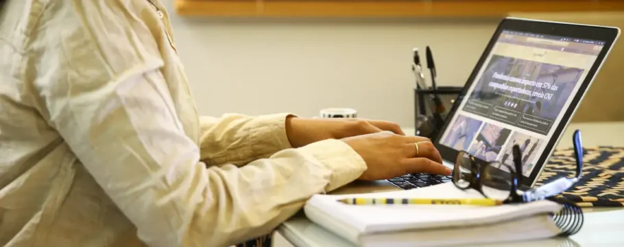 Trabalho remoto global enfrenta condições precárias, aponta estudo da Universidade de Oxford