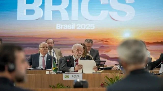 Lula critica gastos militares na Cúpula do Brics: “O mundo investe mais na guerra do que na paz”