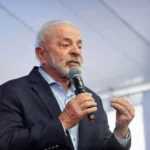 Lula diz que governo segue negociando o tarifaço e acusa Eduardo Bolsonaro de "trocar o Brasil pelo pai"