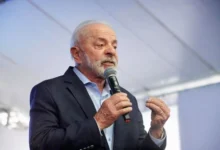 Lula diz que governo segue negociando o tarifaço e acusa Eduardo Bolsonaro de "trocar o Brasil pelo pai"
