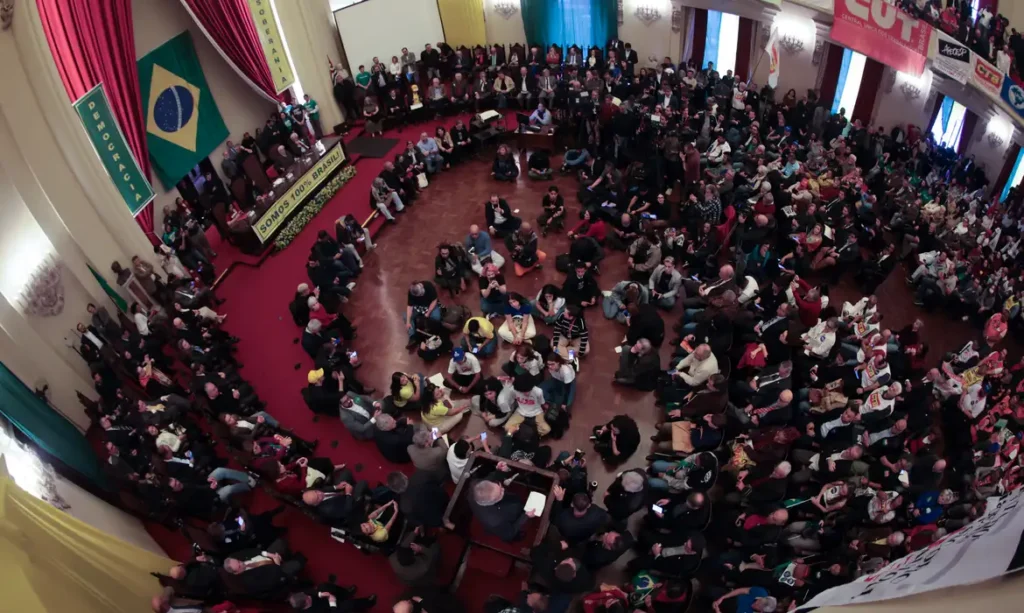 Ato na USP reúne sociedade civil em defesa da soberania nacional diante do tarifaço dos EUA