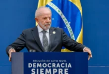 Democracia “corre risco como no período nazista”, alerta Lula em Santiago