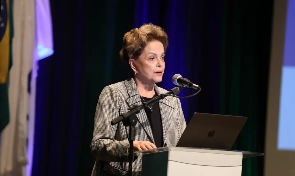 Dilma anuncia que Banco dos Brics terá 30 % da carteira em moedas locais até 2026