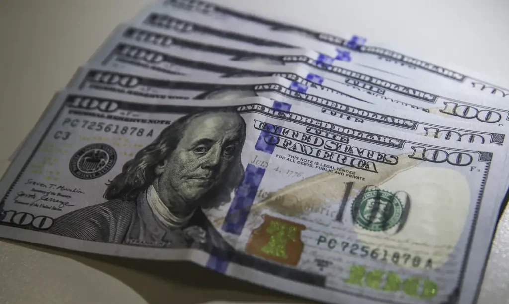 Dólar fecha estável a R$ 5,54, mas acumula alta de 2,26% na semana
