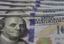 Dólar recua com alívio no mercado e fecha a R$ 5,56 nesta segunda