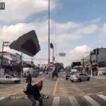 Homem é flagrado por câmera ao atacar ônibus com bloco de concreto na Zona Sul de SP