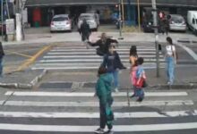 Homem é flagrado por câmera ao atacar ônibus com bloco de concreto na Zona Sul de SP