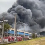 Incêndio de grandes proporções atinge cinco galpões com material combustível em Barueri