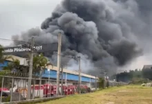 Incêndio de grandes proporções atinge cinco galpões com material combustível em Barueri