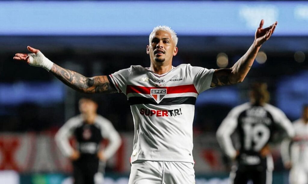 Luciano brilha com dois gols, São Paulo vence Corinthians no Morumbis e se afasta do Z‑4