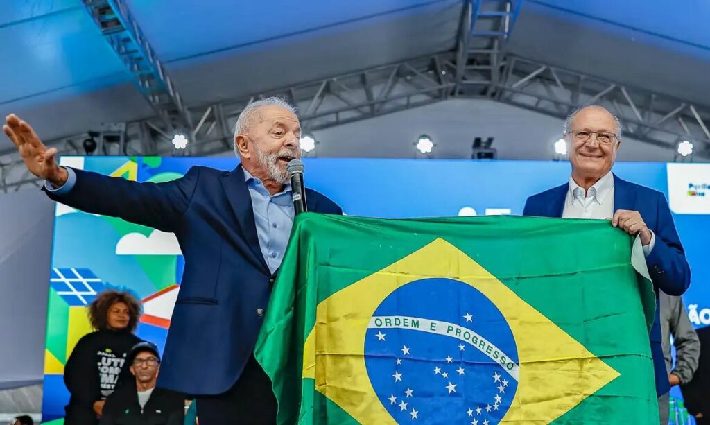Lula compara Bolsonaro a “traidor de Tiradentes” em discurso sobre tarifações com os EUA