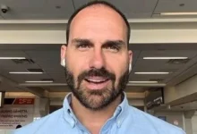 Moraes afirma que Eduardo Bolsonaro intensificou condutas ilícitas após tornozeleira do pai