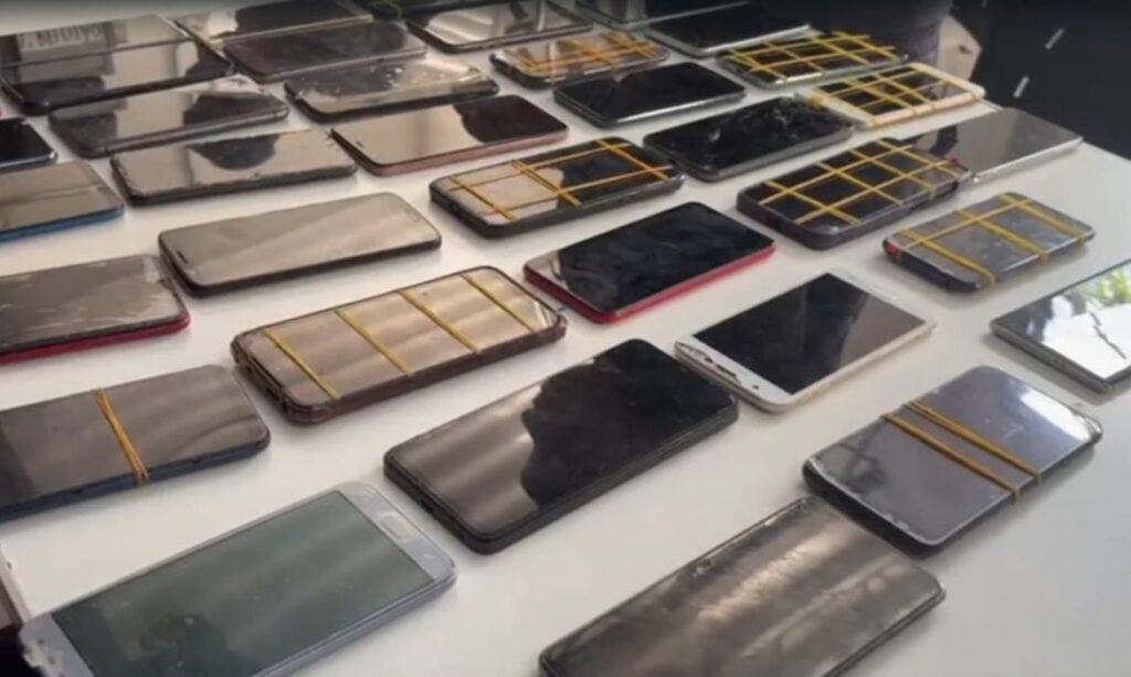 Polícia Militar apreende cerca de 220 celulares no bairro do Brás, em São Paulo