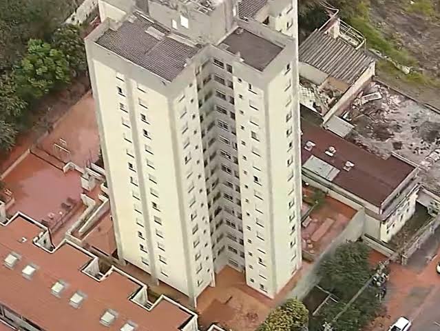 Rompimento de tubulação forma “rio de lama” e interdita rua na Freguesia do Ó