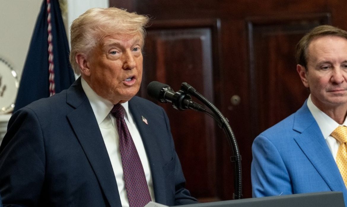 Trump intensifica guerra comercial: tarifas de 30% atingem México e União Europeia