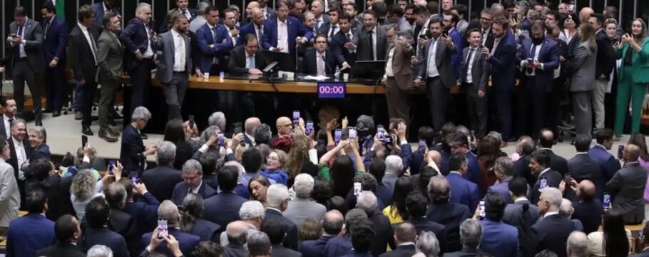 Após obstrução, Hugo Motta retoma sessão da Câmara e exige respeito ao Plenário