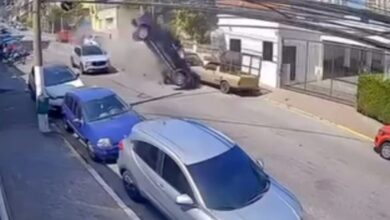 Caminhonete capota e atinge 10 veículos na Vila Guilherme, Zona Norte de SP