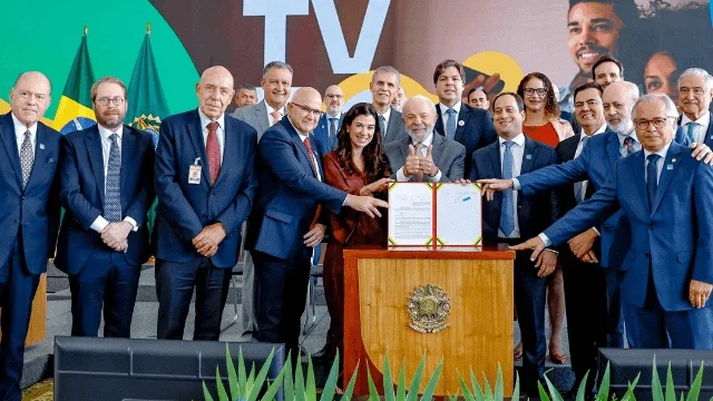 Cerimônia de assinatura da TV 3.0 reúne autoridades e principais emissoras