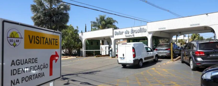 Moraes determina reforço no monitoramento e vistoria de veículos na residência de Bolsonaro