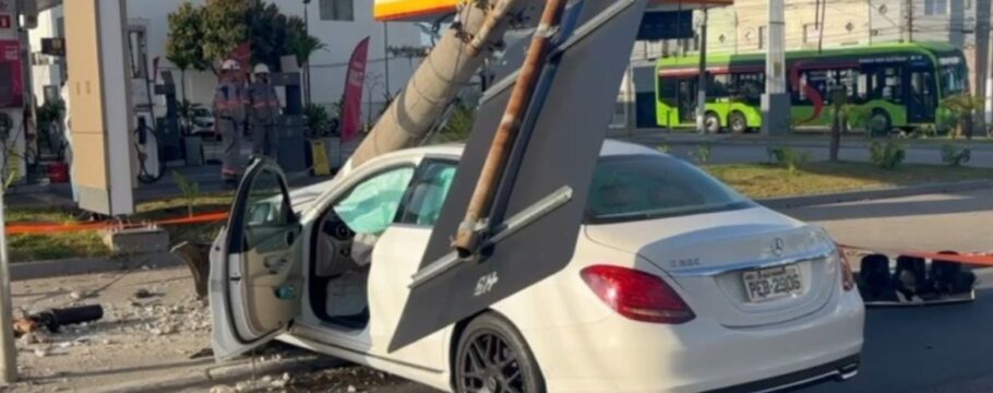 Motorista perde controle de Mercedes e atinge poste na Zona Leste de São Paulo