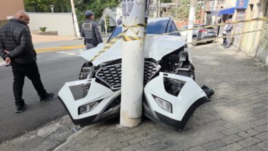 Motorista perde controle de carro e bate em poste na Zona Norte de SP